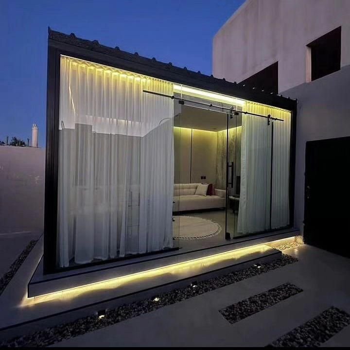 غرف زجاجية وجلسات خارجية